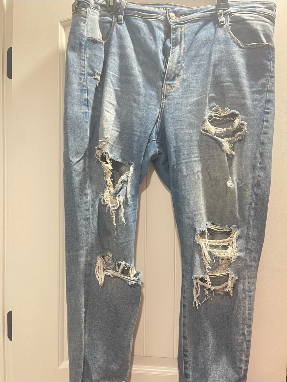 American Eagle Outfitters Light Blue Distressed Skinny Jeans